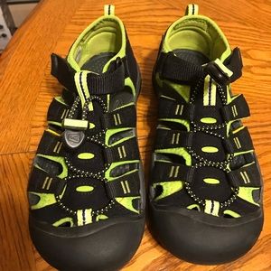 Boys Keen Sandals size 4